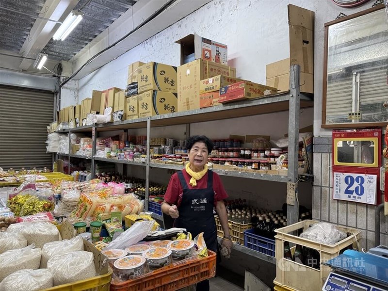 洪水で被災した市場で営業を再開した乾物店＝2025年10月23日、中央社記者張祈撮影
