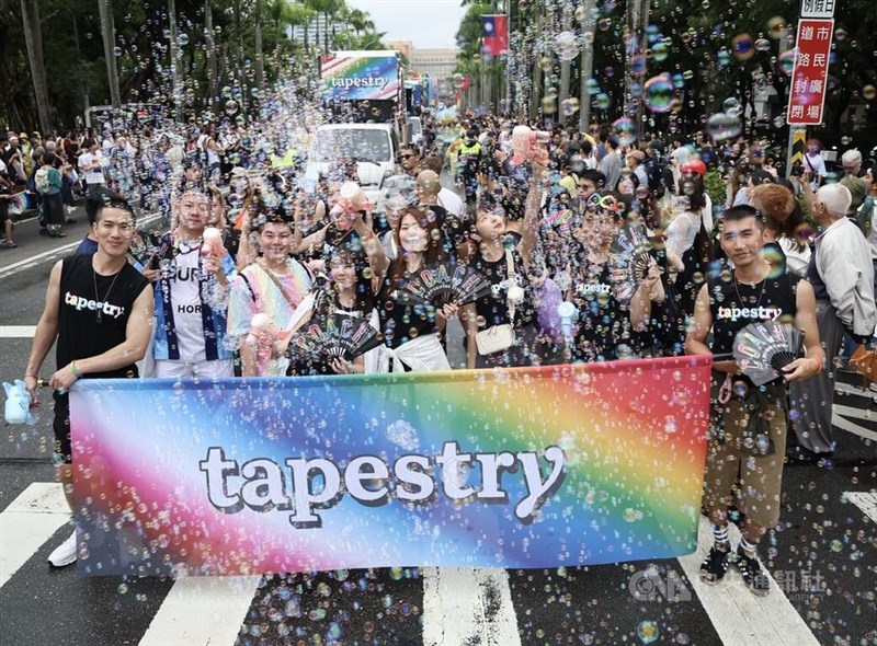 台湾LGBT+プライドの参加者＝10月25日、台北市