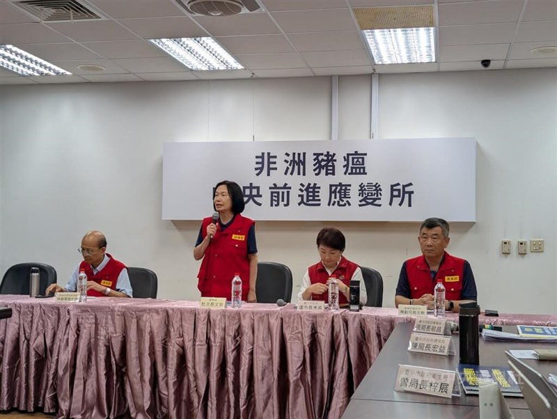 25日午前の記者会見でアフリカ豚熱関連の検査結果を報告する農業部の杜文珍次長(左から2人目)=台中市