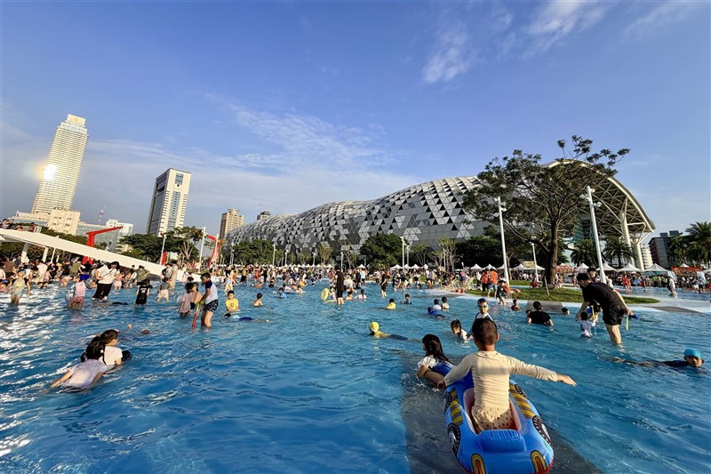 水遊びをする子供ら＝高雄市海洋局提供