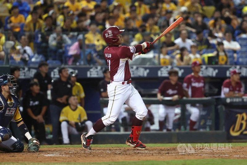 延長十一回に決勝弾を放つ楽天モンキーズの林泓育=10月27日、台中市
