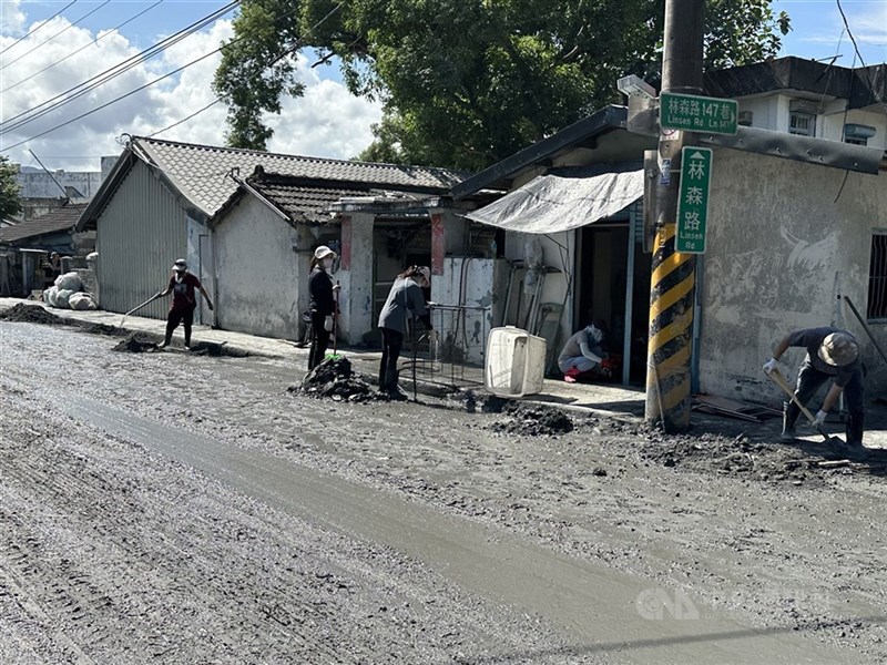 被災地で泥の除去などを行う市民ら(資料)