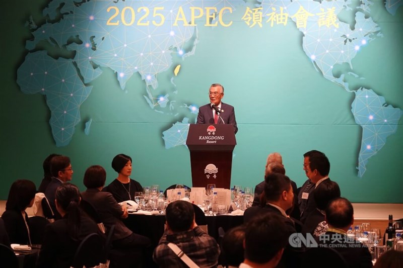 アジア太平洋経済協力会議(APEC)首脳会議に総統特使として参加するため韓国・慶州を訪問した林信義総統府資政(顧問)(奥中央)=2025年10月28日、中央社記者廖禹揚撮影