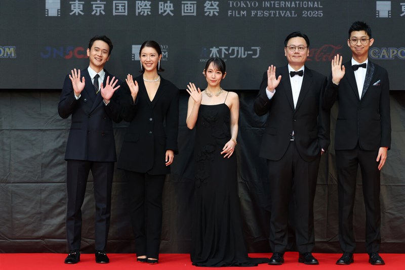 東京国際映画祭のレッドカーペットイベントに登場した台湾映画「ダブル・ハピネス」の（左から）リウ・グァンティン、ジェニファー・ユー、吉岡里帆、シュー・チェンチエ（許承傑）監督ら＝水花電影、第38回東京国際映画祭提供