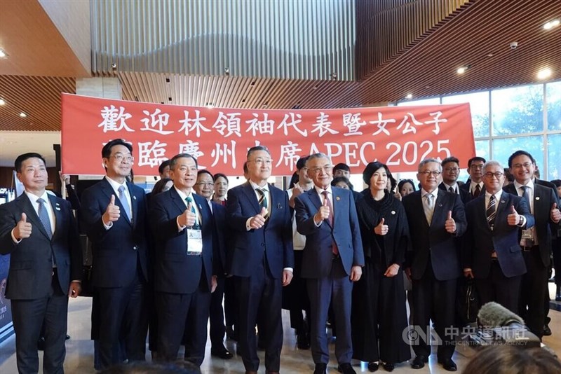 アジア太平洋経済協力会議(APEC)首脳会議に台湾代表として参加するため韓国・慶州を訪問し、現地の台湾系住民から歓迎を受ける林信義総統府資政(顧問)(前列右4)=2025年10月28日、中央社記者廖禹揚撮影