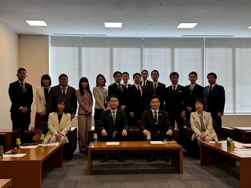 国民民主党青年局の浅野哲局長(前列右2)と面会した民進党青年局の陳冠廷局長(前列左2)=陳冠廷氏の事務所提供