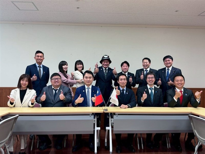 訪日した民進党青年局の陳冠廷局長(前列左3)と面会した自民党青年局の平沼正二郎局長(前列右3)=陳冠廷氏の事務所提供