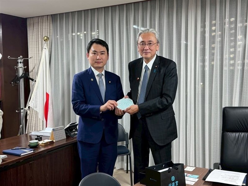 民進党青年局の陳冠廷局長(左)と面会した日華議員懇談会の古屋圭司会長(右)=陳冠廷氏の事務所提供