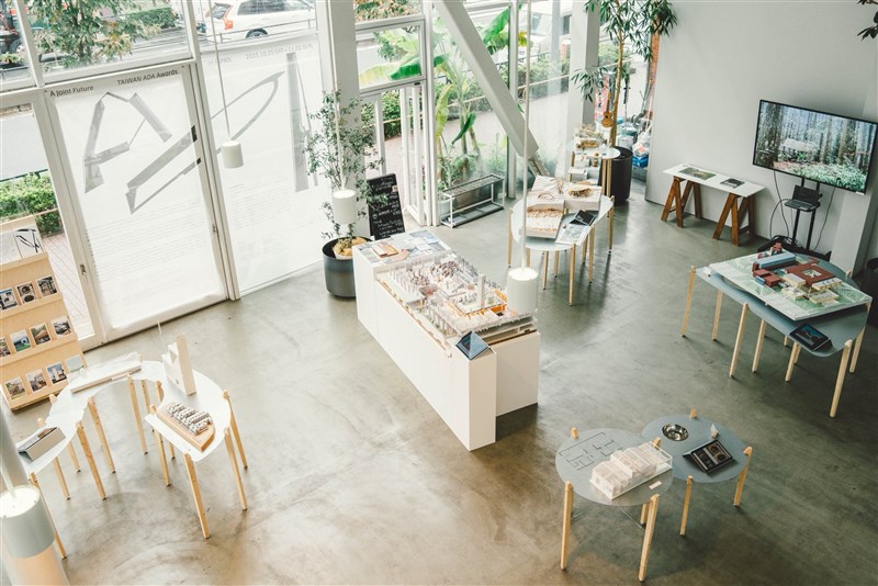 東京・芝浦で行われている台湾と日本の新鋭建築家の作品を展示する展覧会=台北市建築世代会提供