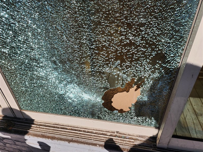 ガラス扉を割ったものの、救出には至らなかった＝新北市動物保護防疫処提供