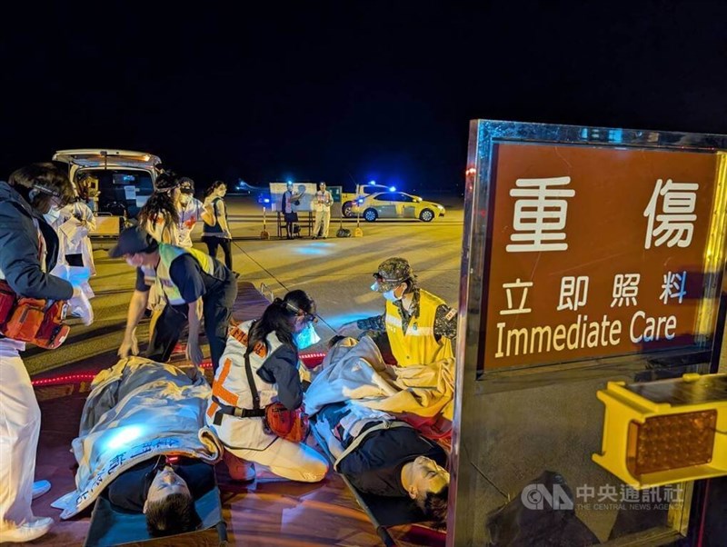 旅客機の着陸失敗を想定した訓練で負傷者を救護する参加者ら=2025年10月30日、中央社記者呉玟嶸撮影