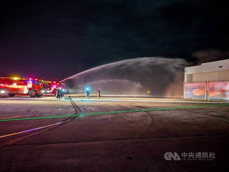 旅客機の着陸失敗を想定した金門空港で行われた訓練で放水する消防車=2025年10月30日、中央社記者呉玟嶸撮影