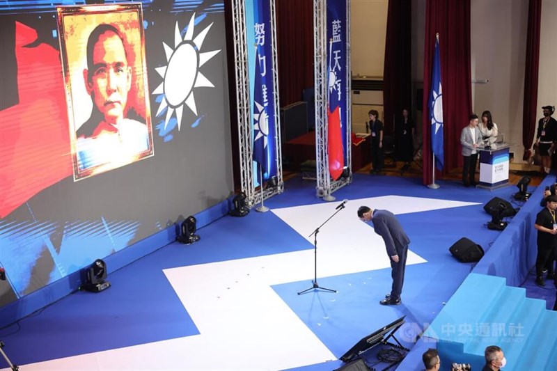 孫文の遺影に一礼する国民党の朱立倫前主席=11月1日、台北市