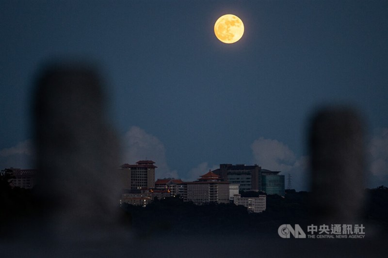 台北の夜空に浮かぶスーパームーン＝資料写真