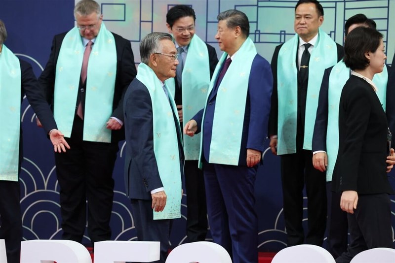 APEC首脳会議の記念撮影で中国の習近平国家主席（左から4人目）と交流しなかった林信義氏（同2人目）＝11月1日、韓国・慶州（APEC台湾メディア団提供）