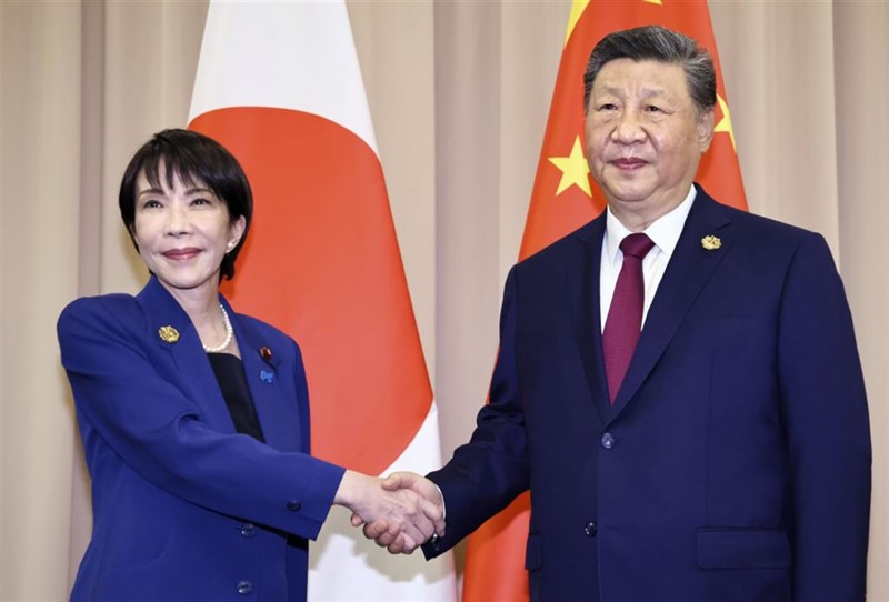 握手を交わす高市早苗首相(左)と中国の習近平国家主席=10月31日、韓国・慶州(共同通信社提供)