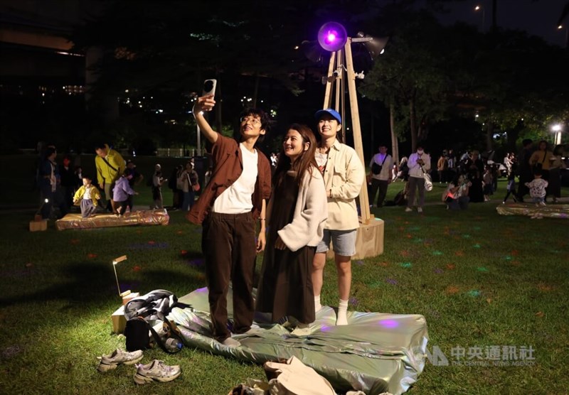 記念撮影をする来場者＝中央社記者張新偉撮影