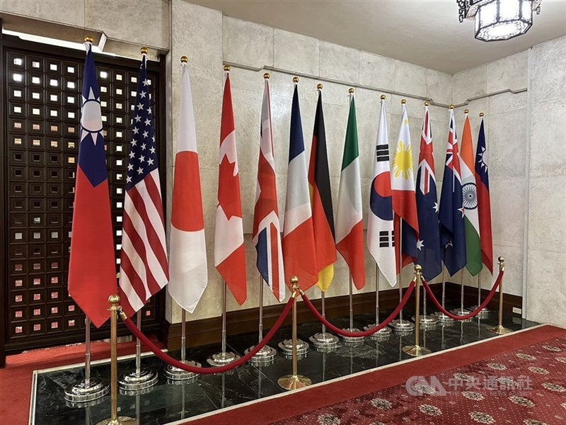 外交部の正門前に飾られている各国の国旗＝中央社資料写真