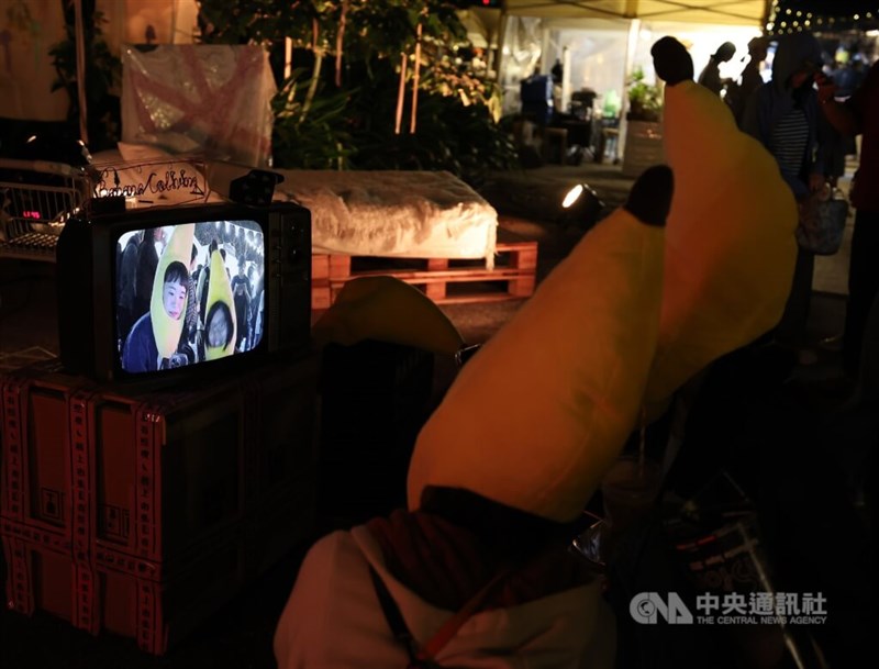 没入型の作品を楽しむ参加者＝中央社記者張新偉撮影