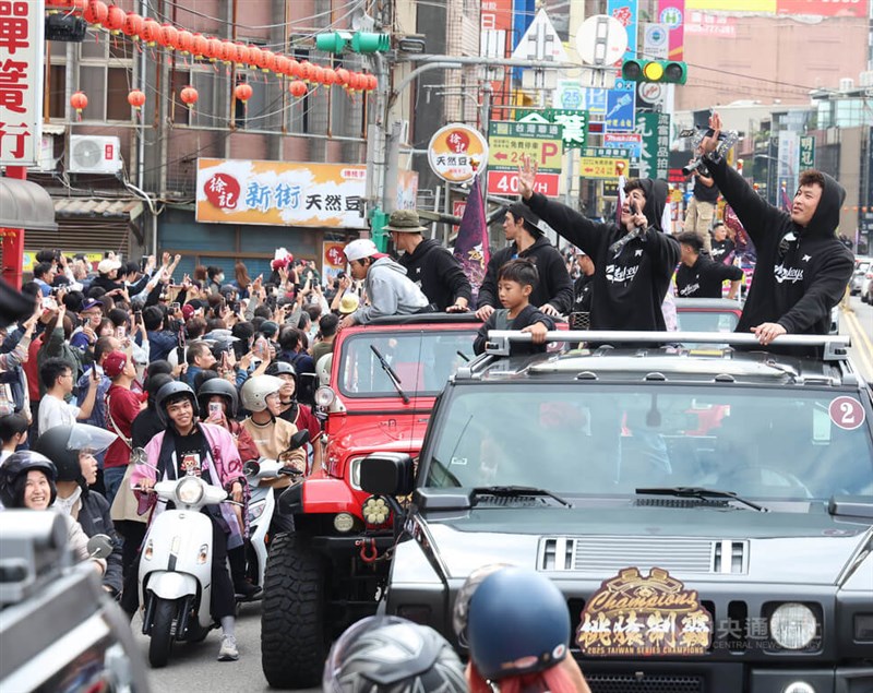 本拠地がある北部・桃園市内で優勝パレードする台湾プロ野球年間王者、楽天モンキーズの選手ら＝2025年11月2日、中央社記者張新偉撮影