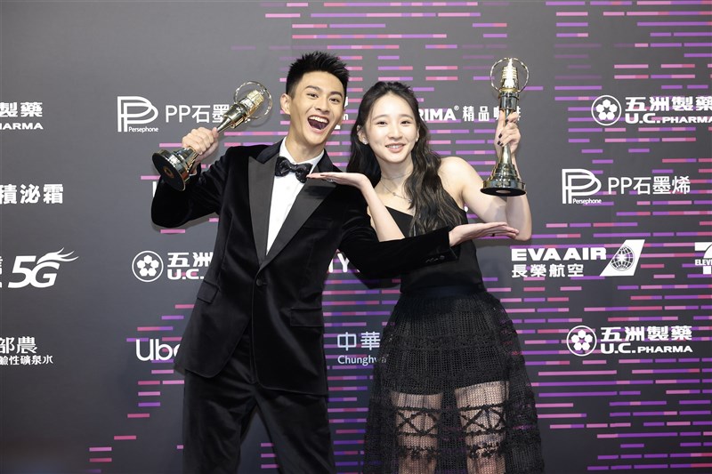 ミニドラマ・テレビ映画助演男優賞を受賞したエドワード・チュウ（左）と同助演女優賞のムーン・リー（右）＝中央社記者翁睿坤撮影、2025年10月18日