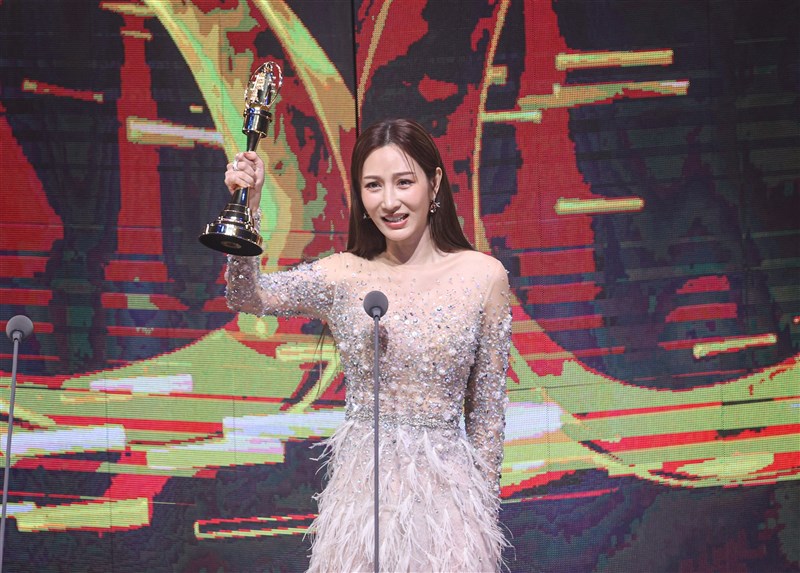 「女優」で落ち目の女優を演じたヴィッキー・ツェンが初受賞。27年の俳優人生での辛い道のりを振り返り、「いつかはきっと見てもらえます」と人々にエールを送った＝中央社記者鄭清元撮影、2025年10月18日