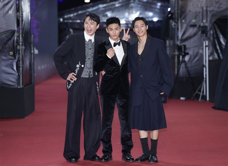レッドカーペットを歩いた「聴海湧」主演の（左から）ハン・ウー（呉翰林）、エドワード・チュウ（朱宥丞）、ホアン・グアンチー（黄冠智）＝中央社記者裴禛撮影、2025年10月18日