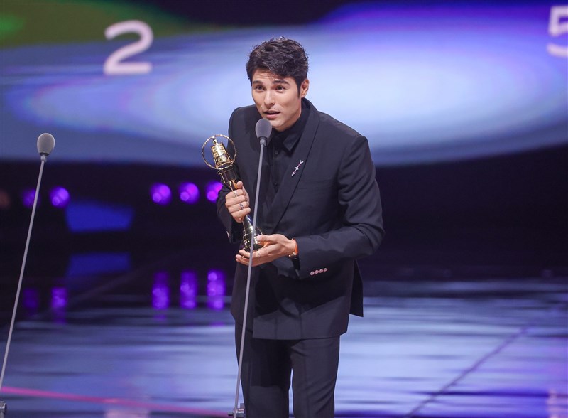 ミニドラマ・テレビ映画主演男優賞を受賞したリディアン・ヴォーン