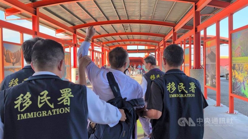 強制退去処分となった男は、中国へのフェリーが出る水頭埠頭(ふとう)へ移送される際、「両岸平和統一」「打倒台湾独立」などと複数回叫んだ=11月6日