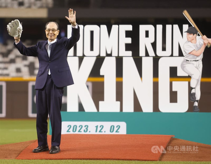 台北ドームの開業を記念した始球式に登場する王貞治氏＝2023年12月2日、台北市