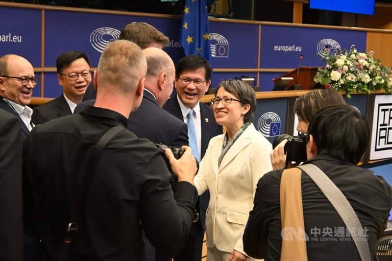 国際議連「対中政策に関する列国議会連盟」(IPAC)のメンバーらと交流する蕭副総統。奥中央(水色のネクタイ)の男性は林佳竜外交部長=11月7日、ベルギー・ブリュッセル