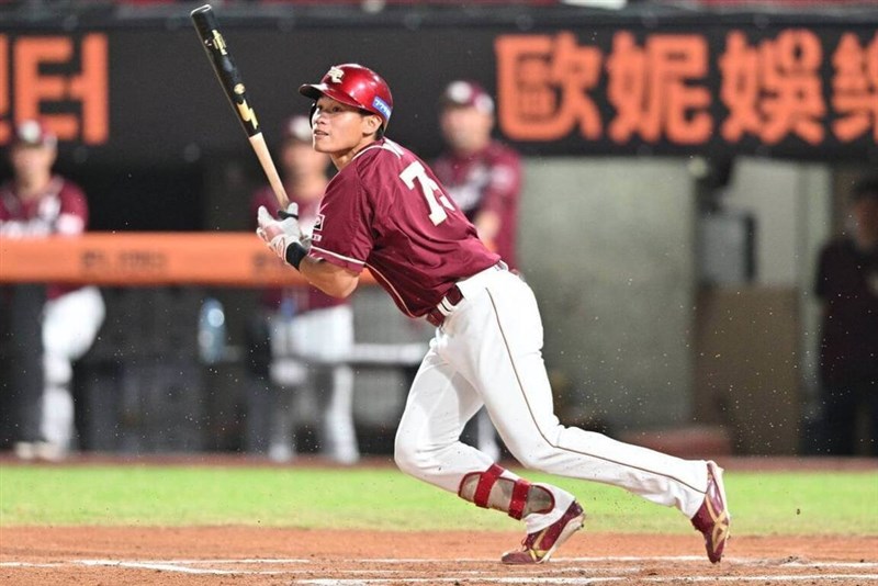 四回に内野安打を放つ楽天の陽柏翔＝11月7日、桃園市（同市政府提供）