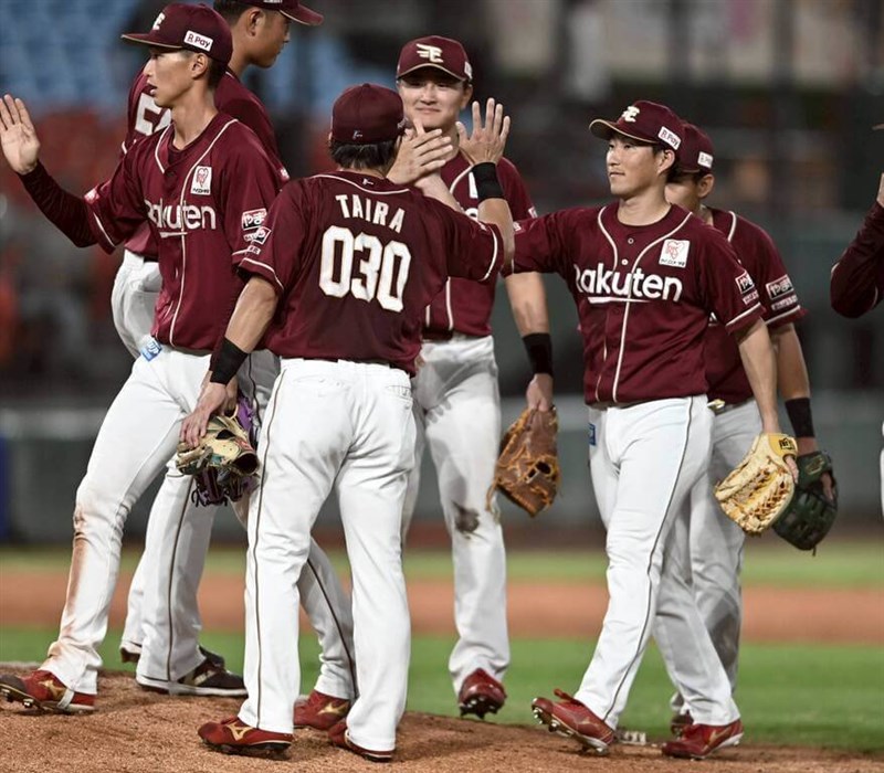 試合後ハイタッチする楽天ナイン=11月7日、桃園市(同市政府提供)