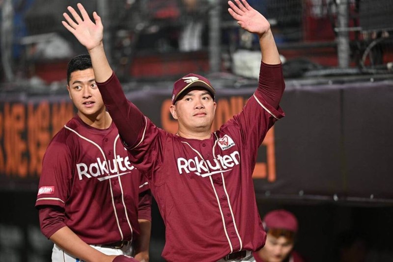 日本の東北楽天ゴールデンイーグルスに所属する台湾人選手の宋家豪投手（右）と蕭斉投手（左）＝桃園市政府提供