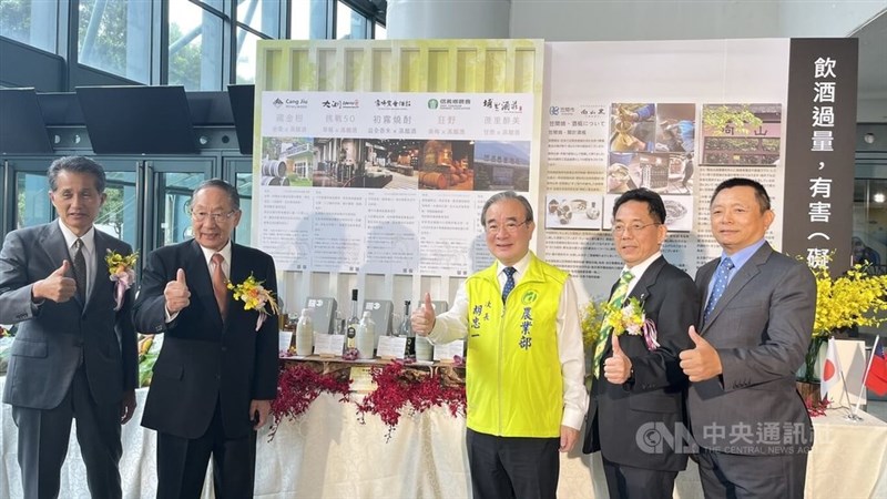 会見には農業部の胡忠一政務次長（右から3人目）や笠間市の山口伸樹市長（左端）らが出席した＝11月10日、台北市