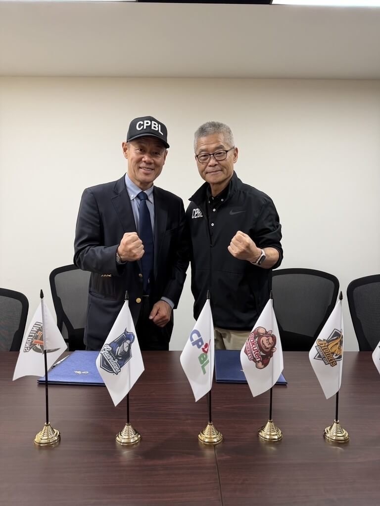 ポーズを決める審判員の木内九二生さん（左）とCPBLの楊清瓏秘書長（事務局長）＝11月10日、台北市（CPBL提供）