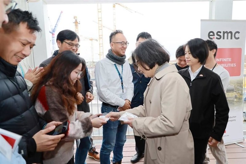 台湾をかたどったバッジを台湾人の若手エンジニアに贈る蔡英文前総統＝11月11日、ドイツ・ドレスデン（蔡氏事務所提供）