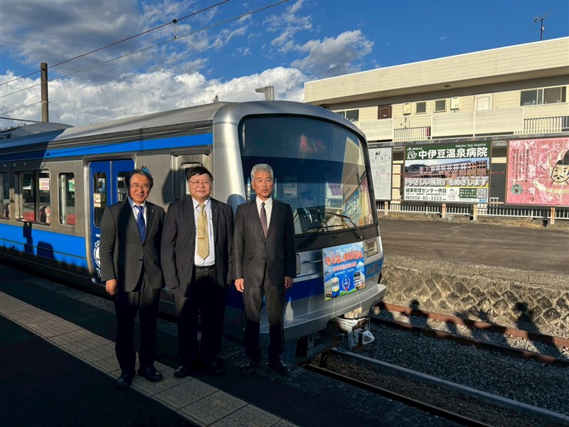 同じ西武グループ傘下の伊豆箱根鉄道伊豆長岡駅でも10日、台湾鉄路礁渓駅（宜蘭県） との姉妹駅協定5周年を記念するヘッドマークを装着した車両の出発式が行われた（写真＝西武グループ提供）