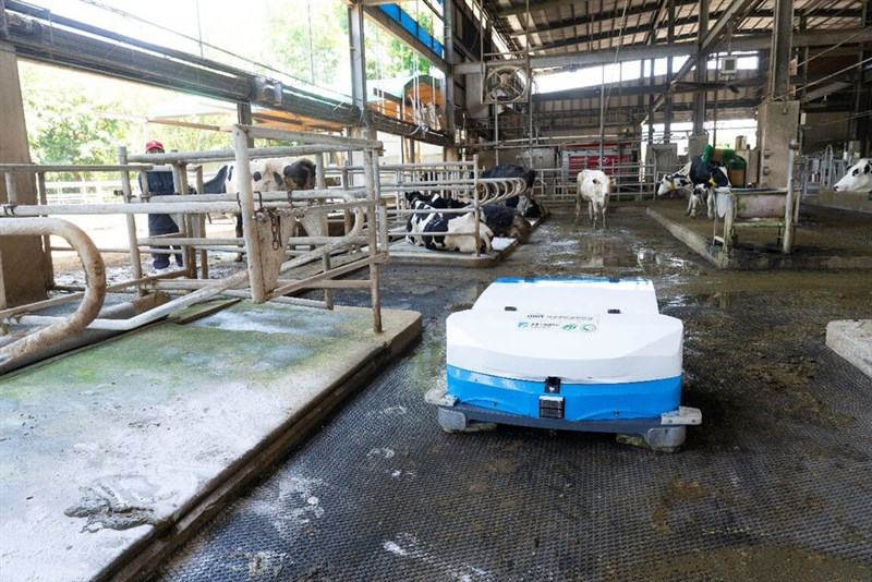 農業部（農業省）畜産試験所と公的研究機関、工業技術研究院（ITRI）が開発した乳牛舎向け清掃ロボット＝畜産試験所提供