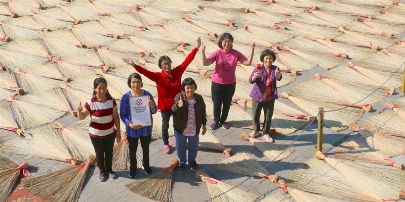 今年の「グッドデザイン・ベスト100」と「グッドフォーカス賞（新ビジネスデザイン）」に輝いた台湾藺草学会の関係者ら。イ草編みの技術伝承を目指す取り組みが文化の保存や農村の活性化につながったことが評価された（同学会提供）