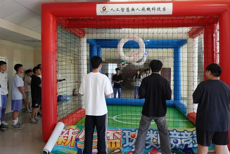呉鳳科技大学でドローンサッカーに興じる学生ら＝同大提供