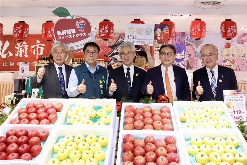 台南市内の百貨店で開催されている青森県弘前市の物産展を視察する黄市長（左から2人目）。訪台した桜田宏市長（右から3人目）らと交流を図った＝11月12日、台南市（同市政府提供）