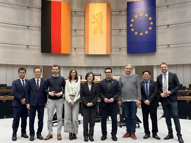 ベルリン市議会で超党派の親台湾派グループのメンバーと写真に納まる蔡英文前総統（中央）＝11月13日