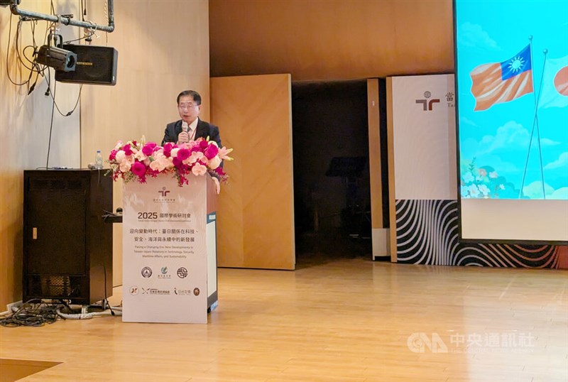 台日関係をテーマにしたシンポジウムで講演を行う外交部の葛葆萱常務次長＝11月15日、台中市