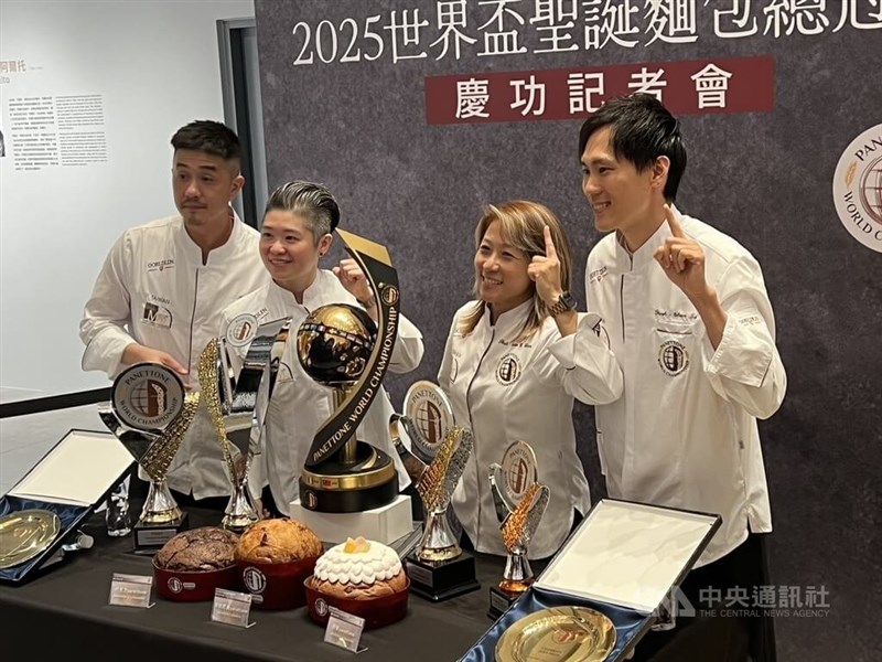 13日の祝賀会に臨む代表チームのメンバー。右から2人目は指導役の陳詩絜さん