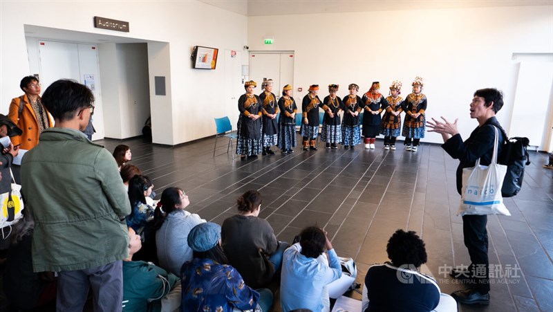 劉展岳さん(右)=中央社記者李若韻撮影