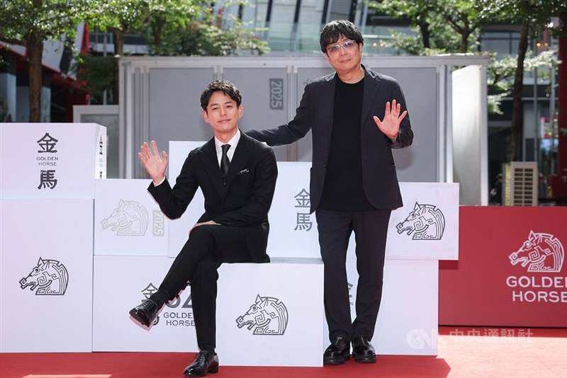 手を振る妻夫木聡(左)と大友啓史監督=中央社記者翁睿坤撮影