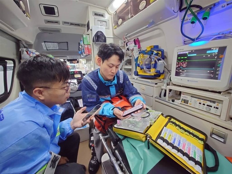 彰化県消防局の救急隊員などが福岡県を訪問中。北九州市消防局との技術交流などを通じ、救急救命分野における台湾と日本の交流深化を狙う＝同県消防局提供