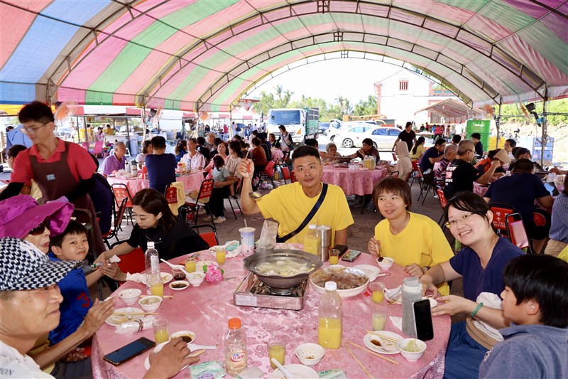 料理を楽しむ来場客(台南市政府提供)