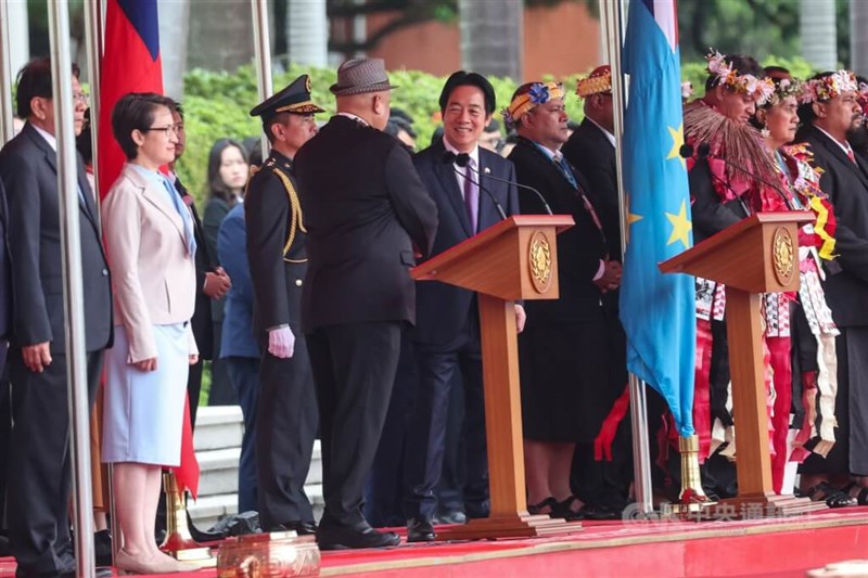 総統府前広場でツバルのテオ首相(手前左から3人目)を歓迎する頼清徳総統=11月18日、台北市